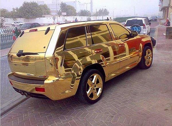 1. Altın kaplama bir araba