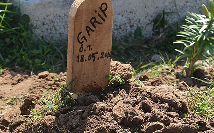 Mezar Tahtasına 'Garip' Yazıldı