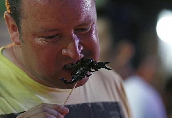 1. Bangkok’da bir böceğin tadına bakan bu turist