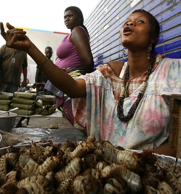 10. Zaire’de kurtçuk satan bir kadın