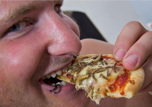 11. Paleo açık hava müzik festivalinde böcekli pizza yiyen bir genç