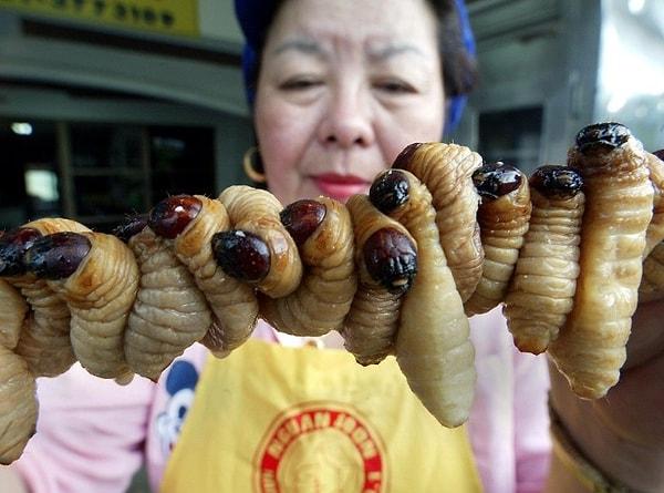 12. Bangkok’ta kızarmış kurtçuk satan bir kadın