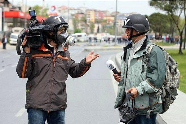 4. 1 Mayıs Emek ve Dayanışma Günü kutlamalarında kask ve gaz maskesi ile görev yapan gazeteciler