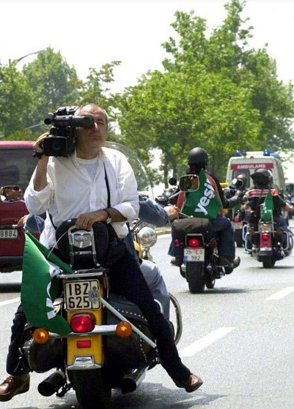 5. Harley Davidson tutkunlarını çekmeye çalışan bir kameraman