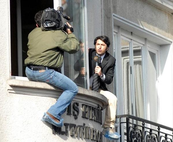 6. Öldürülen Agos Gazetesi Genel yayın Yönetmeni Dink için düzenlenen “sessiz yürüyüş” eylemini görüntülemeye çalışan muhabirler