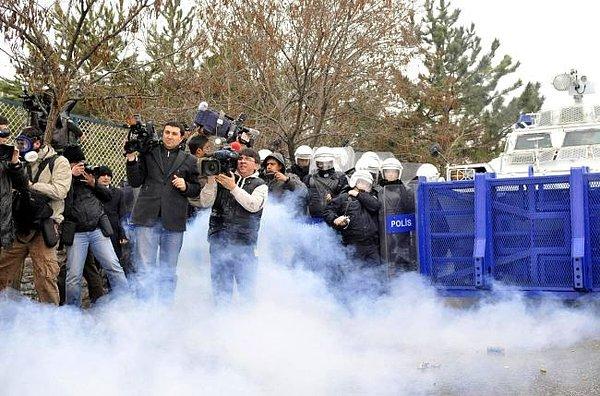 7. Polis müdahalesi sonrası gaz bombalarının içinde görev yapmaya çalışan haberciler