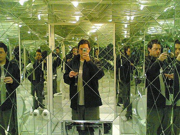 19. Aynalarla kaplı tuvalet