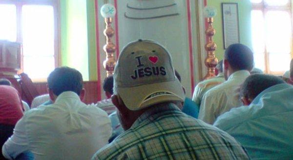 20. Camiye "İsa'yı Seviyorum" yazılı şapkayla gitmek bambaşka bir kafaymış.