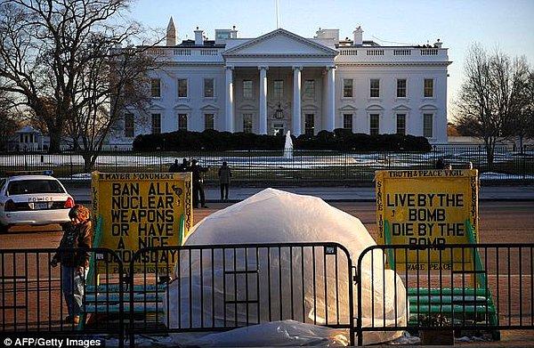 8. Beyaz Saray'ın, parlamento binalarının, vs. önüne çadır kurmak