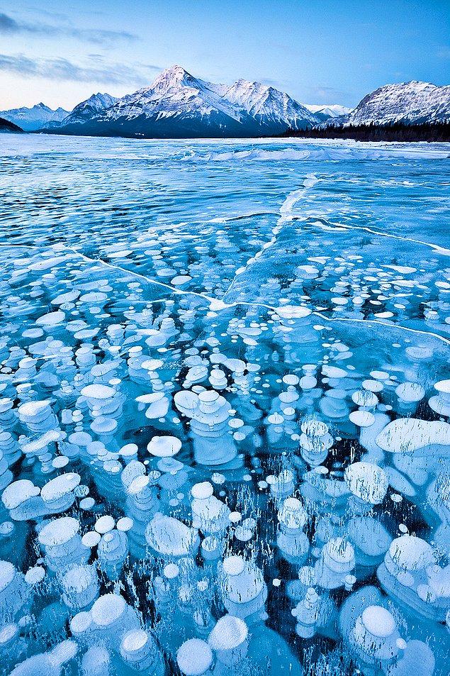 3. Yanıcı buz kabarcıkları: Alberta'da bulunan Abraham Gölü'nde buzların arasında sıkışan metan gazı baloncukları bulunmaktadır.