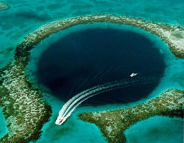 11. Büyük Mavi Delik: 300 metre çapında ve 124 metre derinliğinde, Belize kıyılarında bulunan bir denizaltı düdeni.