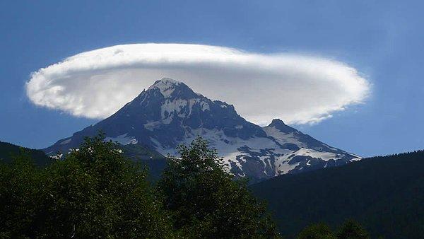 19. Olimpos Dağı üzerindeki merceksi bulutlar: Troposferde oluşan bu lens şeklindeki bulutlar dağların etrafında esen dikey rüzgarlar sonucu oluşuyor.