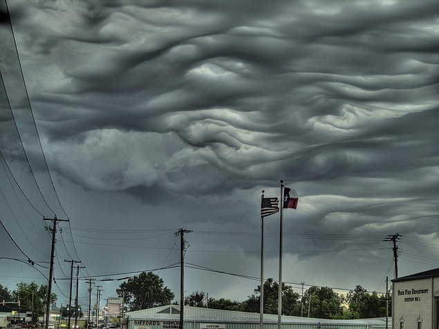 22. Undulatus asperatus: Cloud Appreciation Society ( Bulut Değerlendirme Kurulu ) adlı grubun önerisi ile yakın zaman içinde adlandırılmış ve Cenevre'de bulunan Dünya Meteoroloji Örgütü tarafından kabul edilmiş bir bulut türü. 1951 yılından sonra isimlendirilen ilk bulut tipi olarak kayıtlara geçmiştir.