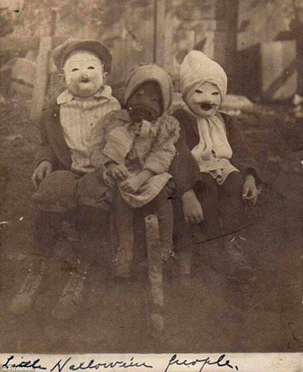 6. Gerçekten ürkütücü cadılar bayramı kostümleriyle 3 çocuk (1900)