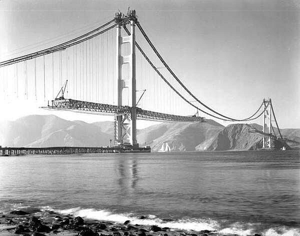 24. San Francisco'daki "Golden Gate" köprüsü inşa halinde (1937)
