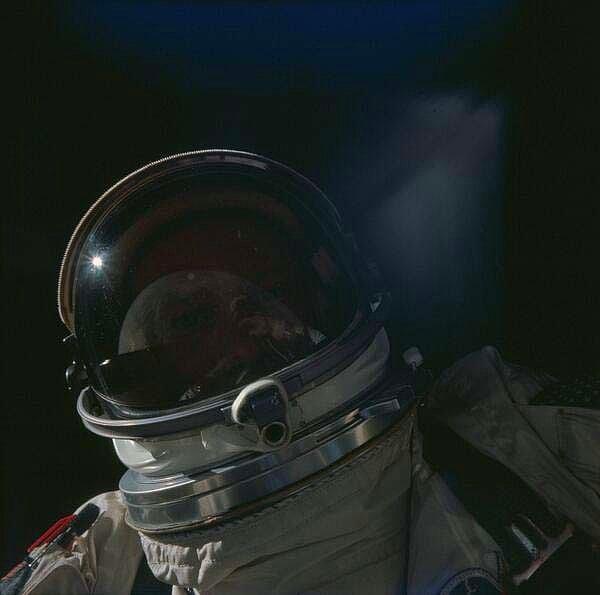 34. Buzz Aldrin'in 1966 yılındaki uzay selfie'si