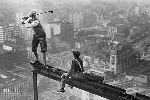 38. Gökdelen inşaatında golf oynayan işçiler (1932)