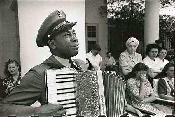 36. Franklin D. Roosevelt'in cenazesinde ağlayan akordeoncu