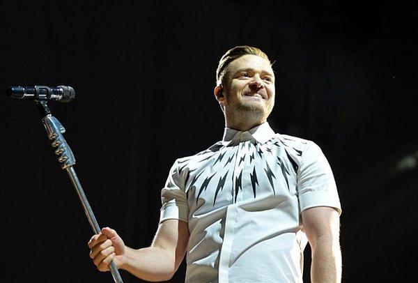 Timberlake konserde çok sevilen şarkıları, ‘Rock Your Body’, ‘Cry me a River’, ‘Love Stoned’u da seslendirdi, İTÜ Stadyumu pek çok şarkıda, yaklaşık 40 000 kişilik bir koroya dönüştü.