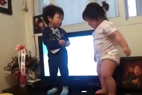 Her Eve Koreli Bir Bebek Lazım Dedirten Süper Dans Videosu