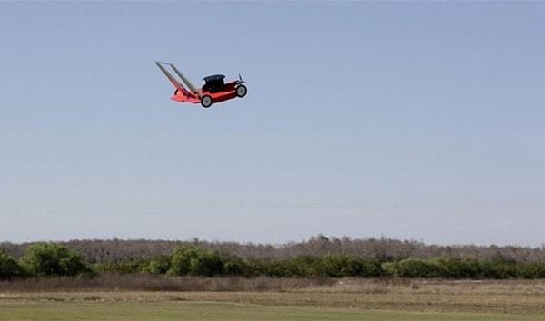 24. Amerikan futbolu devre arası şovunda uçan çim biçme makinesinin çarpması sonucu ölmek