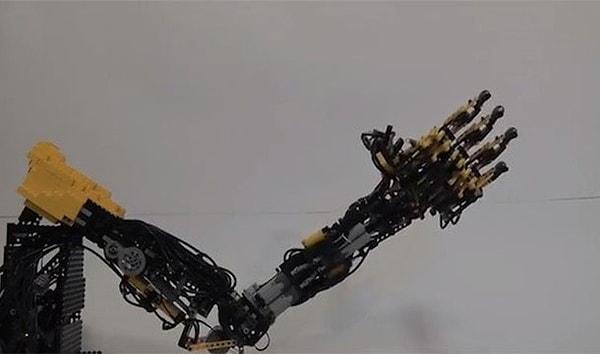 12. 1 tonluk fabrika robotunun kolunun kafasına düşmesi sonucu robotların öldürdüğü ilk insan olarak ölmek
