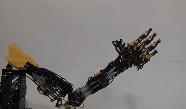 12. 1 tonluk fabrika robotunun kolunun kafasına düşmesi sonucu robotların öldürdüğü ilk insan olarak ölmek