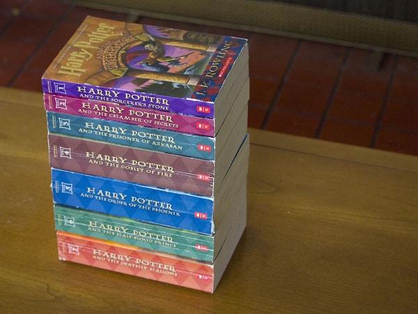 9-Harry Potter kitaplarının hepsini ilk çıktığı gibi almak ve okumak.
