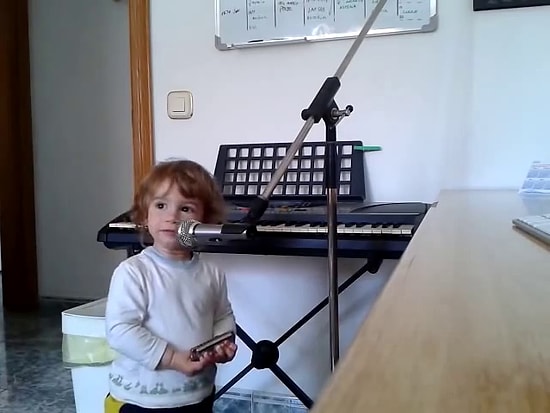 Blues Söyleyen İki Yaşındaki Çocuk