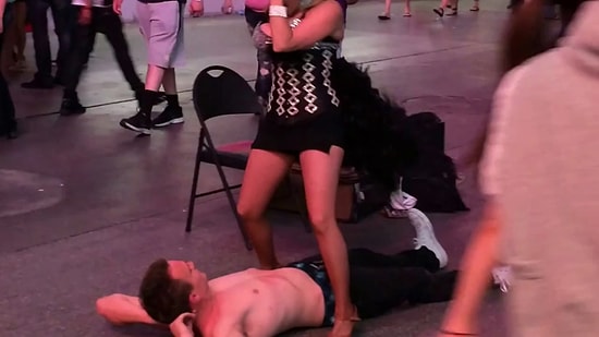 Dans Ederken Adamın Üzerine İşedi