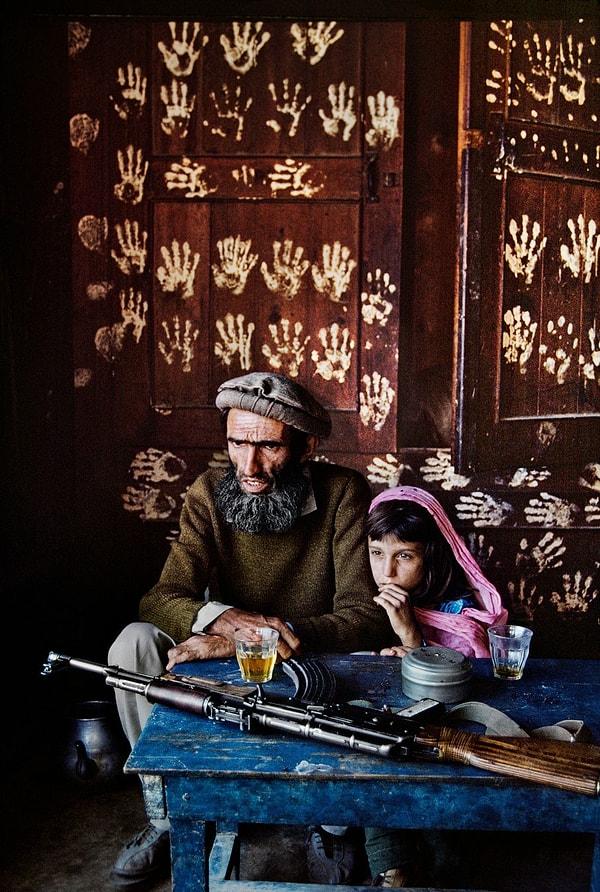6. ‘Nuristan'da evlerinde oturan baba ve kız’, 1992.
