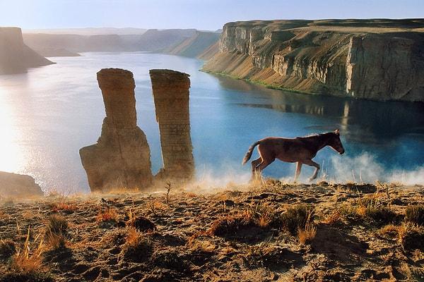 11. ‘Band-e-Amir Ulusal Parkı'nda bir at ve 2 kule’, 2002.