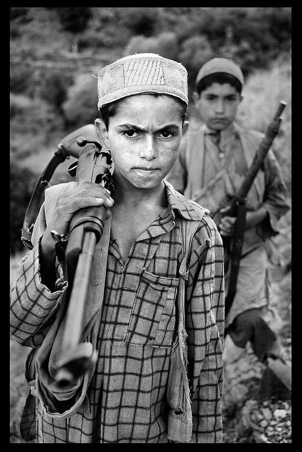 23. ‘Ateşli silahıyla poz veren bir erkek çocuk’, 1979.