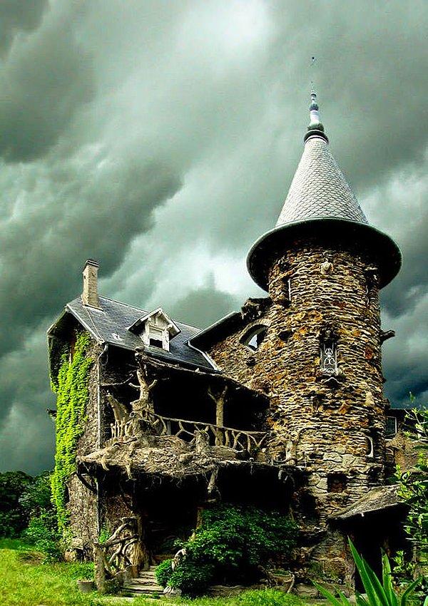 14. Maison de Sorcière Avec Ciel d’orage, Fransa