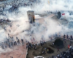 'Cumhuriyet Mitingleri'ne Katılan Anneler, Gezi'ye Katılan Gençlere Limon Dağıttı'