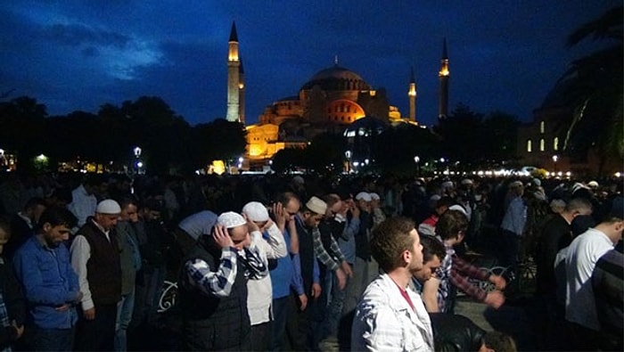 Ayasofya Meydanı'nda Binlerce Kişi Namaz Kıldı