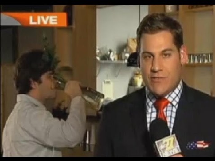 Canlı Yayında Saksıdan Su İçmek