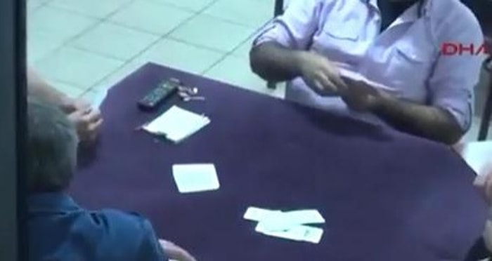 Çatışma Ortasında Sakince İskambil Oynayan Dayılar