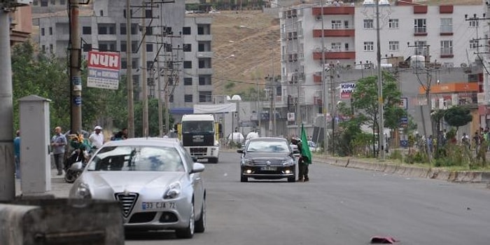 Cizre'de Bir Grup Yol Kapatıp Kimlik Kontrolü Yaptı