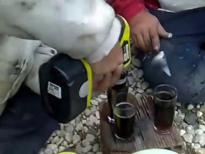 Matkapla Çay Karıştıran Dayılar