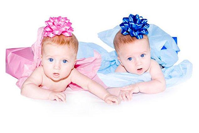Birbirinden koparılmış ikizler, oldukça benzer hayatlar yaşayabilir! ABD'de daha 4 aylıkken farklı ailelere evlatlık verilen ikizlerin, çocukken oyuncaklarına aynı ismi verdikleri, ikisinin de iki kez evlendiği ve aynı arabayı kullandıkları ortaya çıktı!