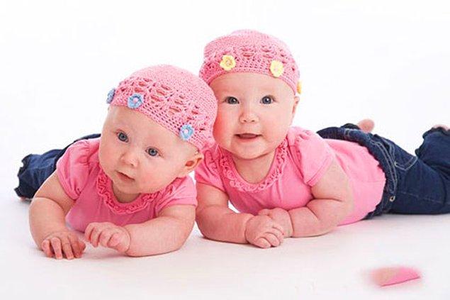 İkiz bebeklerin farkını anlayabilmenin en kolay yollarından biri göbek deliklerine bakmak! İkiz bebeklerin dahi göbek delikleri aynı değildir.
