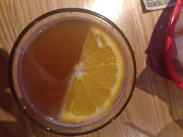 12. Neyse sakin olalım. Bakın bardağa mükemmel bir şekilde uyan limon dilimi.