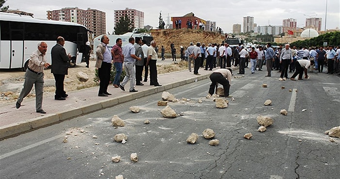 Mardin'de Çifçiler Dedaş Binasını Taşladı