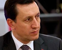 Başbakan Yardımcısı Emrullah İşler'in YÖK tarafından denkliği olmayan üniversiteden mezun olduğu ve buna rağmen Türkiye'de yüksek lisans ve doktora yapabildiği iddiaları gündeme bomba gibi düştü.