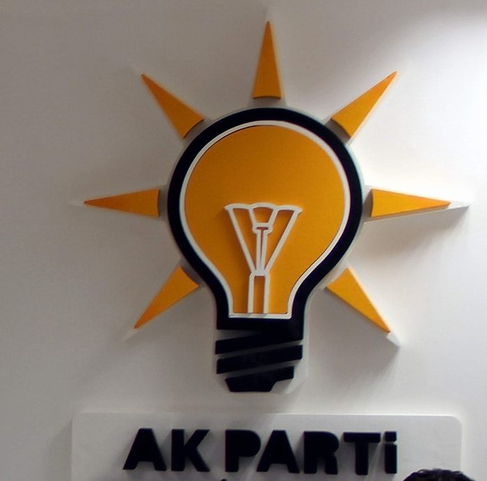 AK Parti'de İki İstifa Daha!