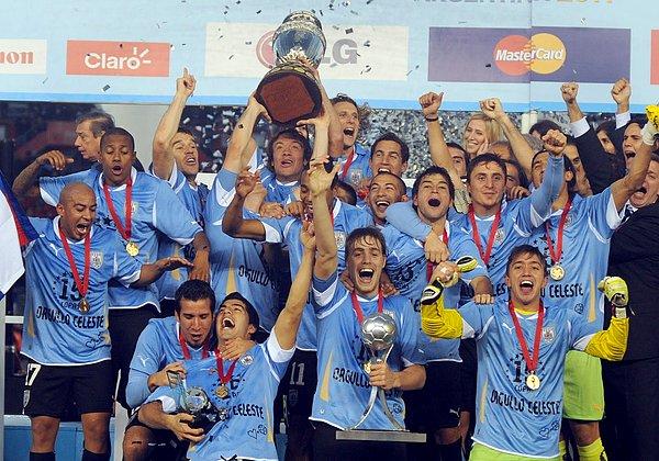 9- Copa America'yi 15 kez kazanarak bu kupadaki en başarılı takım durumundalar. (Arjantin 14, Brezilya 8 kez Copa Amerikayı kazandı)