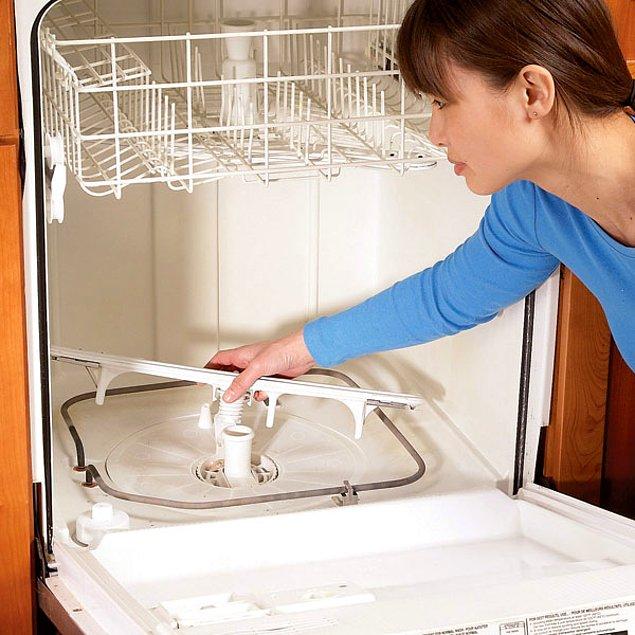 14-Bulaşık makinenizi temizlemek için sprey olarak sıkın ve emilmesini bekleyin. Sonra bulaşıkları yerleştirip makinenizi çalıştırın.