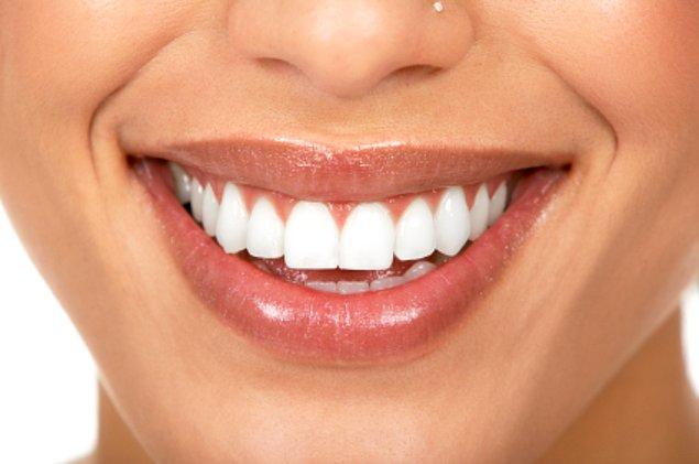 21- %3’ü hidrojen peroksit olan suyla her gün çalkalayarak dişlerinizi beyazlatabilirsiniz. Yutmayın ve sıvıyı tükürdükten sonra ağzınızı suyla çalkalayın.