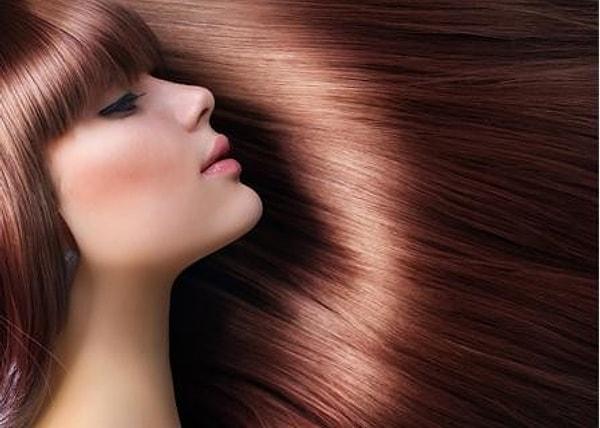 22-Bir miktar suyla bir miktar hidrojen peroksiti karıştırarak saçlarınızı parlatabilirsiniz. Saçlarınızı yıkadıktan sprey şişesiyle saçınızı uygulayın.